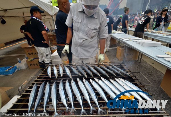 日本地震災區為感恩燒烤5千秋刀魚 東京市民免費享用