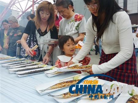 日本地震災區為感恩燒烤5千秋刀魚 東京市民免費享用