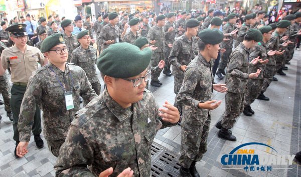 韓國士兵街頭表演快閃熱舞 鼓勵青年參軍（組圖）