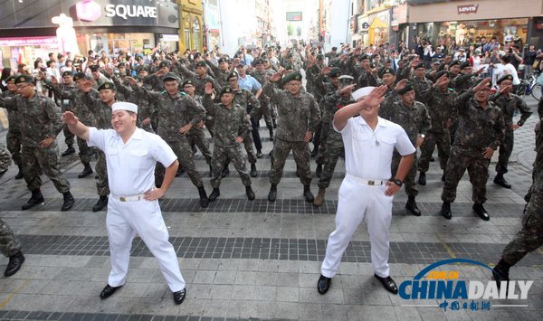 韓國士兵街頭表演快閃熱舞 鼓勵青年參軍（組圖）