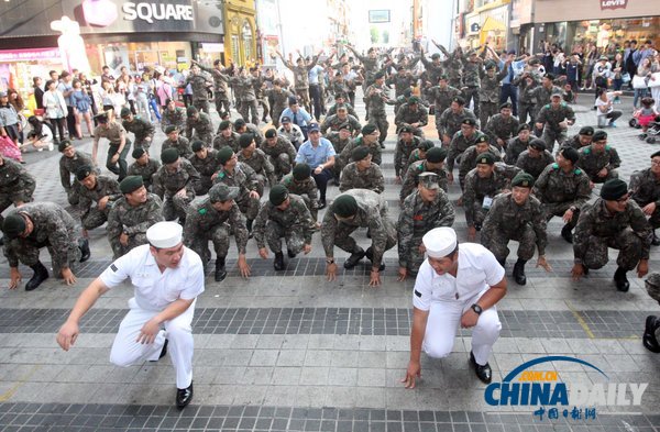 韓國士兵街頭表演快閃熱舞 鼓勵青年參軍（組圖）