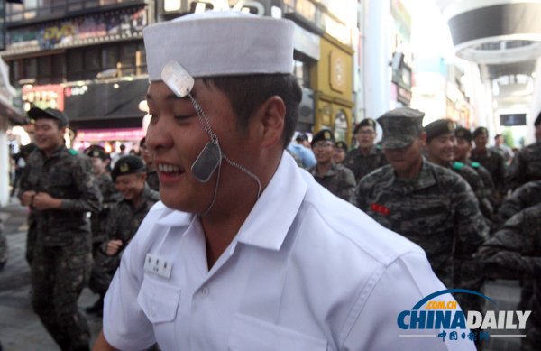 韓國士兵街頭表演快閃熱舞 鼓勵青年參軍（組圖）