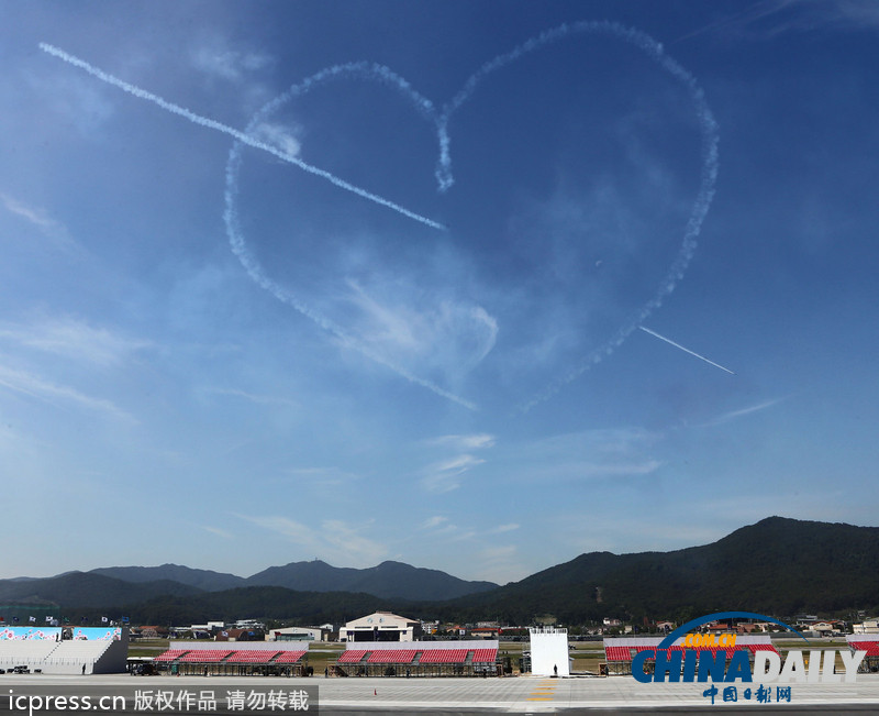 韓國航空展最后彩排迎建軍節(jié) 月色作幕跳傘唯美