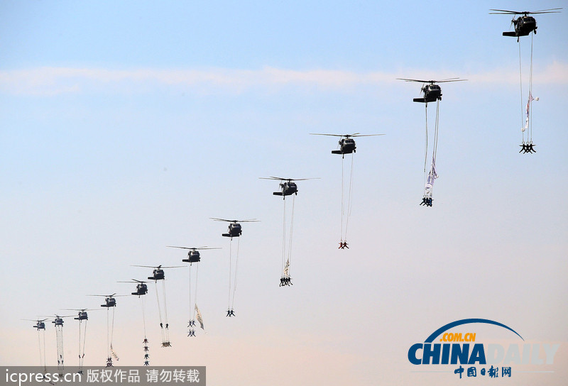 韓國航空展最后彩排迎建軍節 月色作幕跳傘唯美