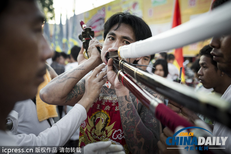 泰國民眾嘴里插刀自虐呼吁吃素 場面駭人（組圖）