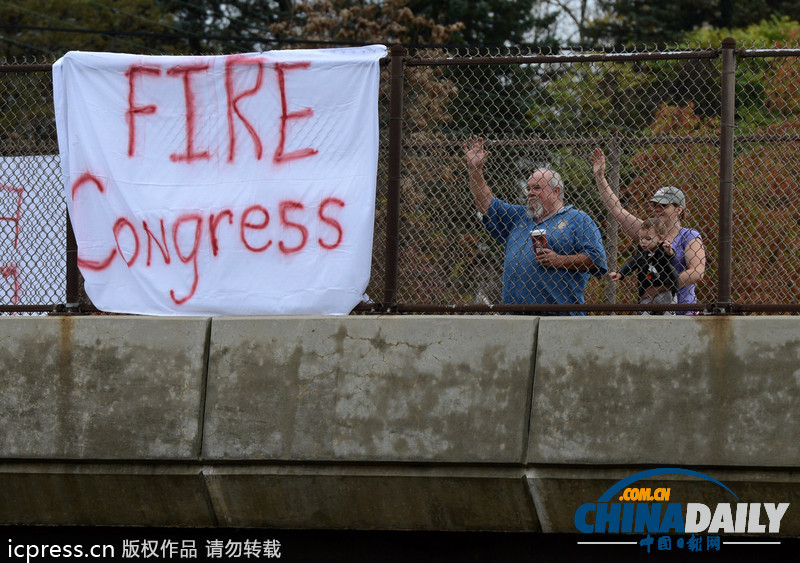 美國民眾抗議政府關(guān)門 “超人”現(xiàn)身助陣