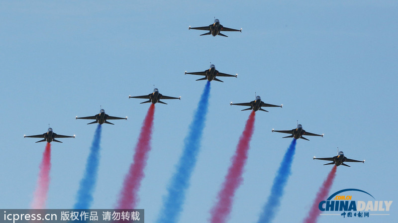 韓國舉行航空博覽會 黑鷹特技飛行隊炫酷助陣（組圖）