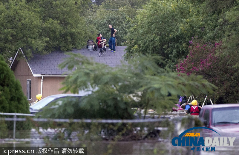 美得州暴雨引發洪水 居民躲在屋頂等候救援