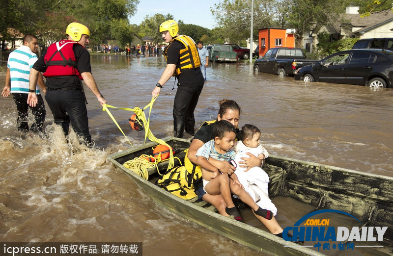 美得州暴雨引發洪水 居民躲在屋頂等候救援