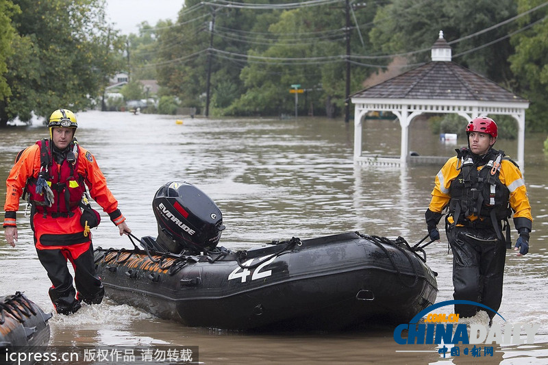 美得州暴雨引發洪水 居民躲在屋頂等候救援