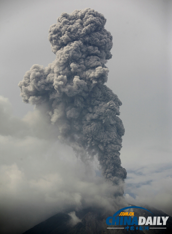 印尼錫納朋火山再次噴發 附近居民緊急撤離