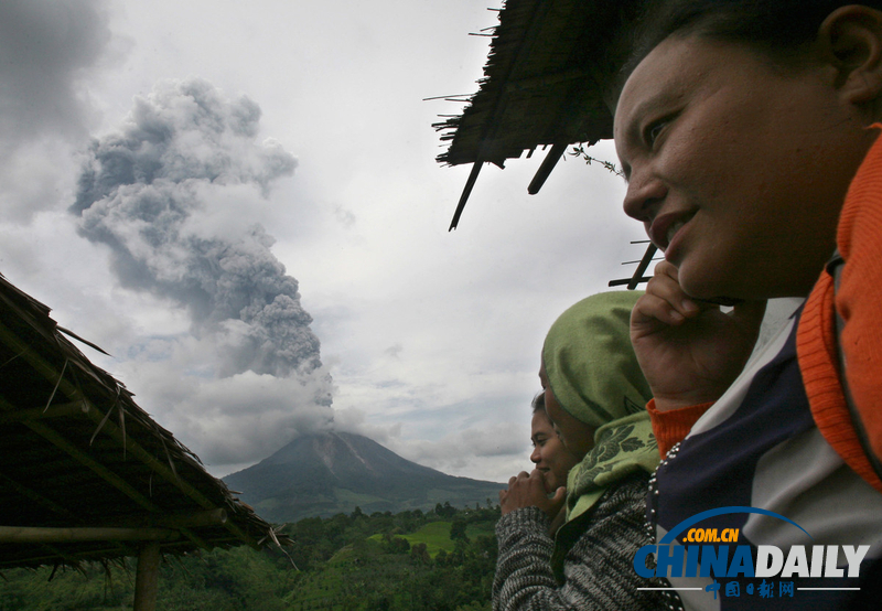 印尼錫納朋火山再次噴發(fā) 附近居民緊急撤離