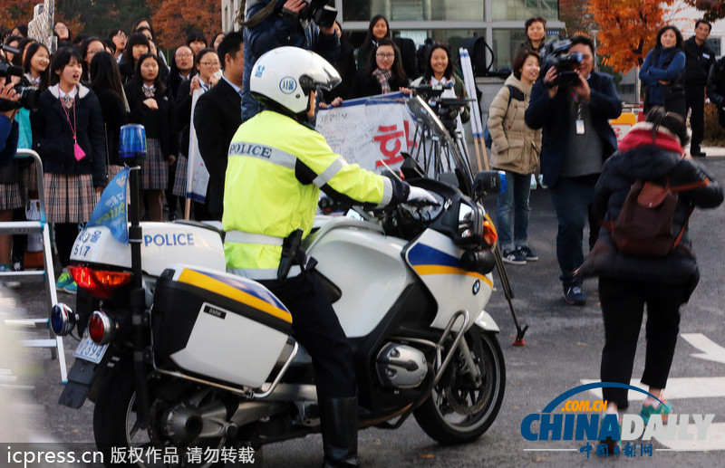 組圖：韓國高考今日舉行 學子跪地祈福警察騎摩托護送