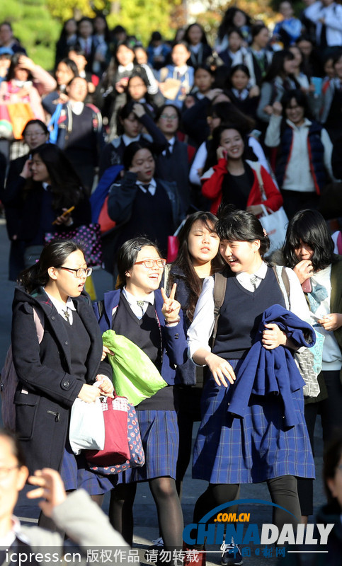 韓國高考一日奮戰結束 考生如釋重負喜極而泣