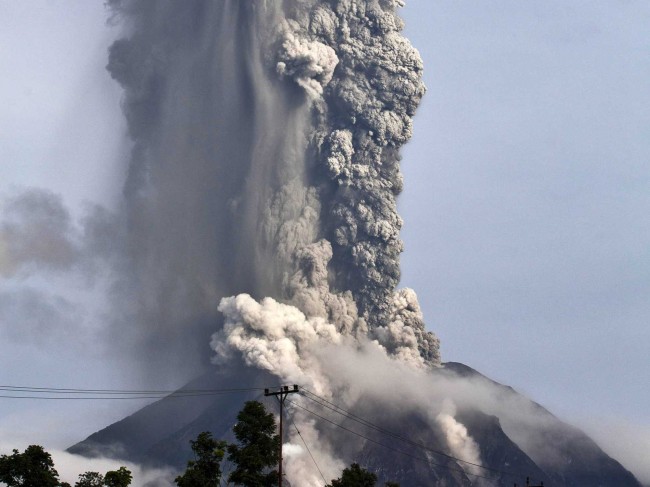 印尼兩座火山同時噴發 航空交通受影響