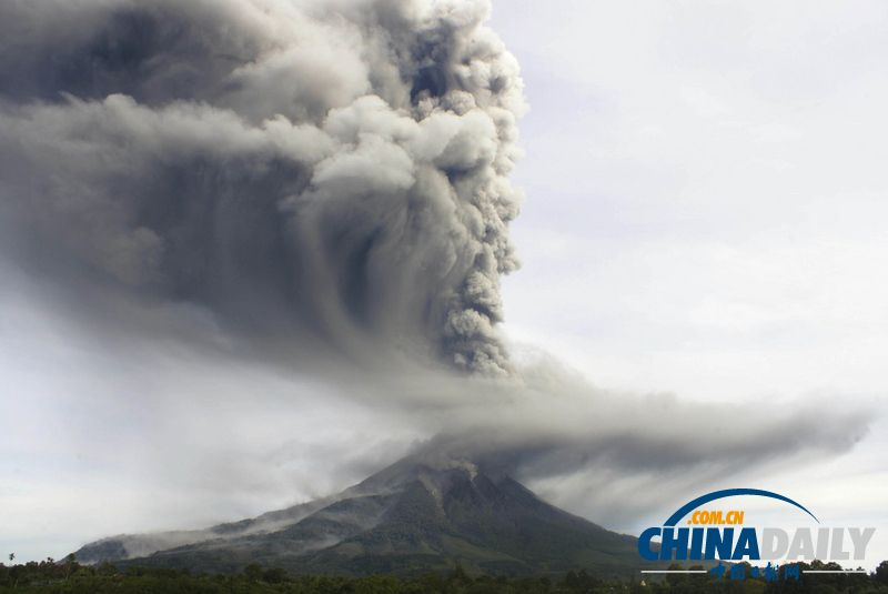 印尼兩火山持續噴發 航空受影響