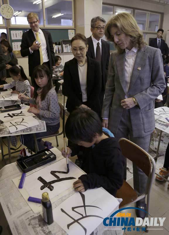 美新任駐日大使訪問日本海嘯災區 展示書法“友”字