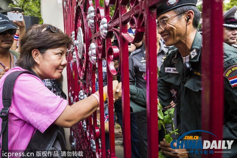 英拉稱不會武力驅散示威 警民和諧相處互贈花朵