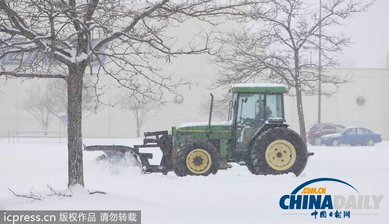 美國遭遇大雪襲擊 汽車和行人出行受阻