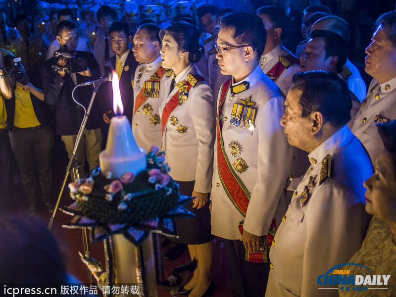 英拉和丈夫穿軍裝為泰國王祝壽 未受抗議事件影響