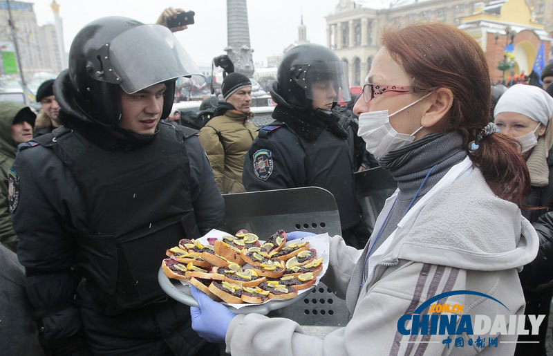 烏克蘭示威活動(dòng)持續(xù) 抗議者向警察送花送食物