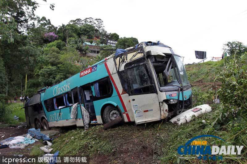 巴西一輛大巴墜入山谷至少14人死亡（圖）