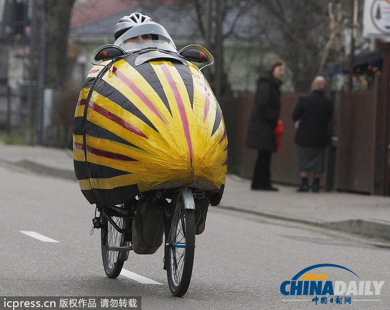 波蘭街頭驚現奇特自行車 牛人玩改裝上街拉風