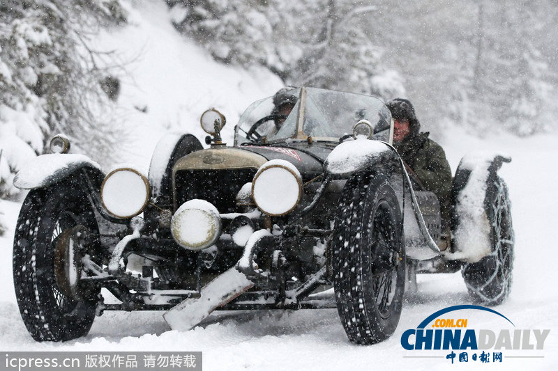 2014普拉耐經典賽開幕 百歲老爺車暴雪中前行