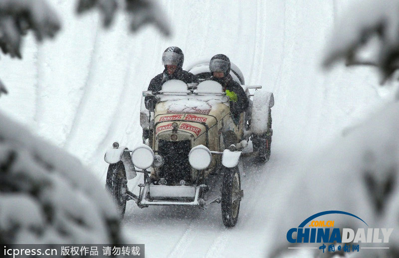 2014普拉耐經典賽開幕 百歲老爺車暴雪中前行