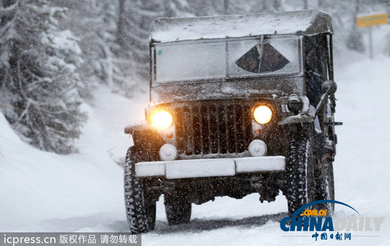 2014普拉耐經典賽開幕 百歲老爺車暴雪中前行