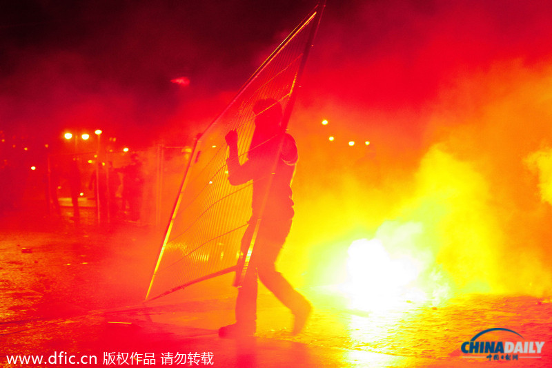 巴黎反奧朗德示威愈演愈烈 警民發生激烈沖突