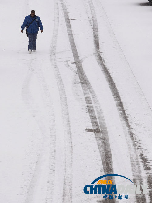 美遭罕見大雪襲擊五州進入緊急狀態 游客借噴泉暖手