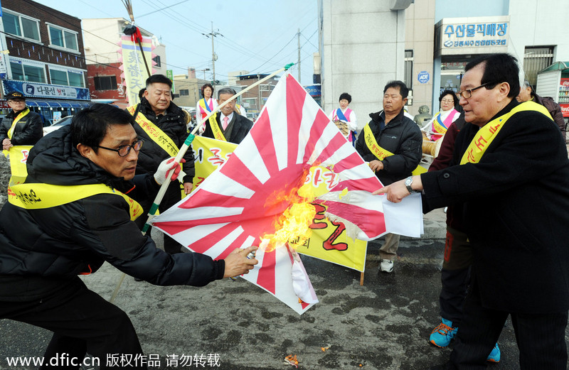 韓國民眾火燒日本軍旗 抗議其舉辦“竹島日”活動