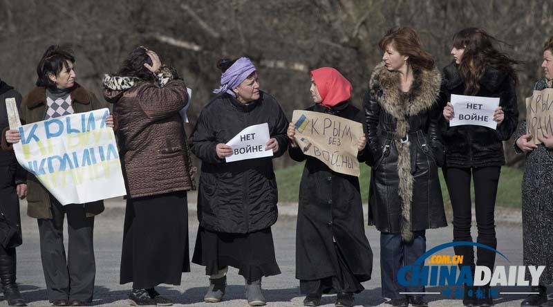 克里米亞親烏民眾游行抗議 女孩在街道上踩高蹺