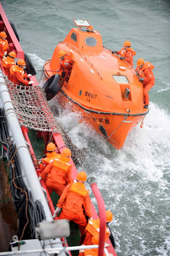 Oil spill and rescue drill on Bohai Sea