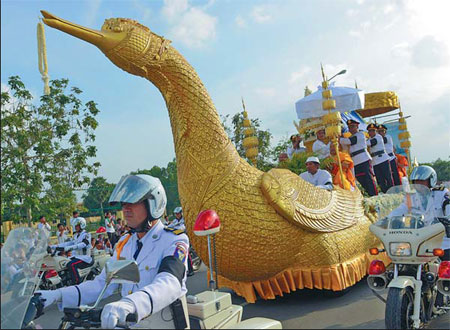 Body of ex-king arrives in Cambodia