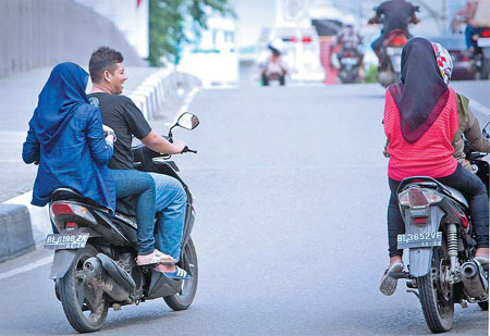 Groups oppose motorcycle straddling ban