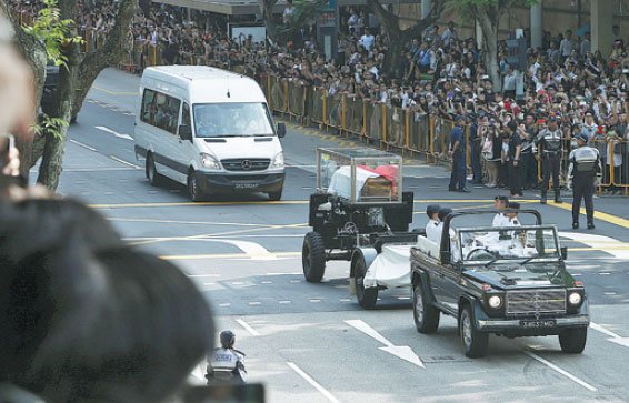 Lee Kuan Yew lies in state as public bids farewell