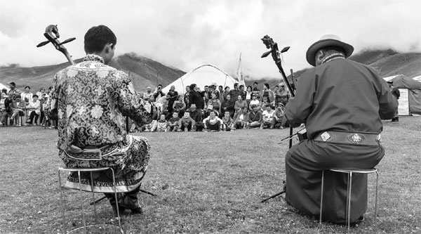 Traveling troupe brings joy to Xinjiang prairie