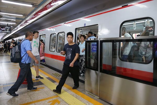 Beijing subway line gets safety doors