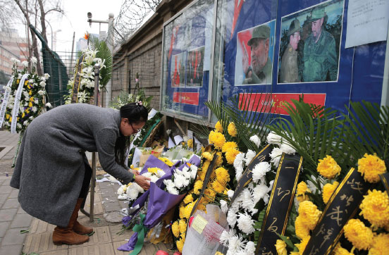 In rare visit, Xi mourns Castro