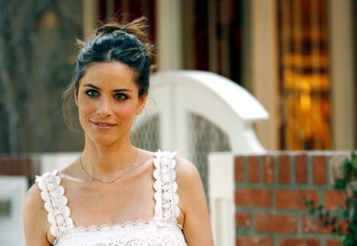 Actress Amanda Peet poses at the opening of the Oscar De La Renta boutique in Los Angeles April 18, 2007. The evening will also benefit the Entertainment Industry Foundation's Women's Cancer Research Fund. 