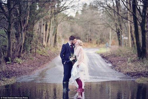 英國新人冒雨結婚 賓客蹚水赴宴