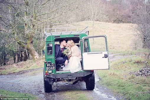 英國新人冒雨結婚 賓客蹚水赴宴