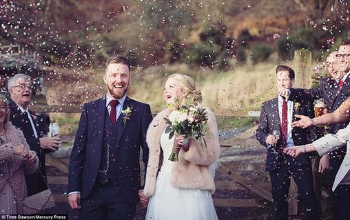 英國新人冒雨結婚 賓客蹚水赴宴