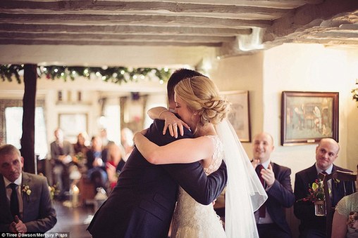 英國新人冒雨結婚 賓客蹚水赴宴