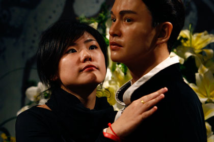 Fans pay tribute to late pop star Leslie Cheung