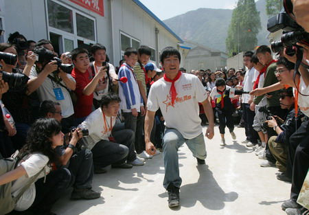 Follow me: Hurdler Liu to quake pupils