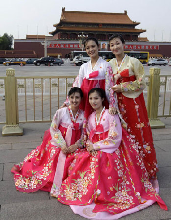 DPRK art troupe call at China