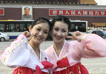 DPRK art troupe call at China